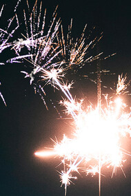 Introspection. Assis au bord de nos fenêtres, nous regardons le froid de l'hiver s’installer à chaque coin de rue, son effet est visible, tangible et nous emmène très loin des souvenirs insouciants de l’été