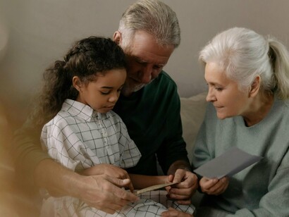 Daniela Freire (2024) explica que memórias afetivas guardam pedaços da personalidade e fortalecem o sentimento de pertencimento ao mundo. Segundo ela, todos os sentidos armazenam “caixinhas de memórias” que, quando reativadas, despertam emoções positivas. Ingrith Andrade (2023) complementa: lembranças carregadas de afeto e alegria aumentam nossa resiliência, autoestima e autoconfiança, servindo de suporte em momentos de estresse ou trauma