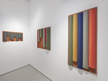 Franz Erhard Walther, Les couleurs sont des actions de la lumière...vue de l'exposition. Avec l'aimable autorisation de la Galerie Jocelyn Wolff
