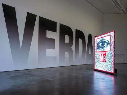 Barbara Kruger, Another day. Another night, vista de exhibición. Cortesía del Museo Guggenheim Bilbao