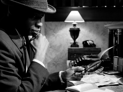 Inspector. “Achava que se tinham perdido”, ironiza o inspector, “vim para falar consigo, Albino”. Albino senta-se de frente ao inspector, depois de servir o chá a todos os presentes. “Os professores do instituto falam-me que tens boas aptidões de liderança e um bom instinto. Quero apresentar-te a candidatura para a Força de Inspecção, do qual eu próprio me ofereci para ser teu tutor” 

