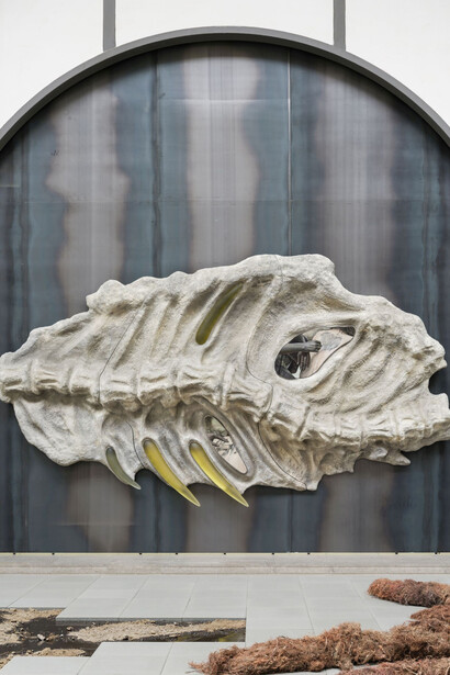 Klára Hosnedlová, Embrace, exhibition view. Courtesy of Hamburger Bahnhof 