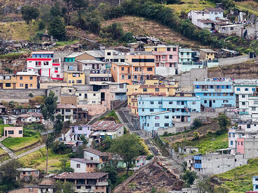Una estética política. Porque en cada forma que se sale del patrón hay una afirmación de soberanía: el derecho a habitar según otras reglas, el derecho a construir sin pedir permiso, el derecho a decir “aquí estoy” con materiales rotos y mapas ajenos.   Vista de Quito desde Yavirac. Ecuador