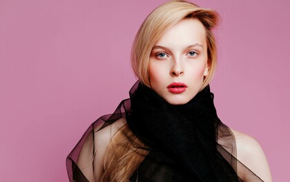 A transparência sempre se renova na moda e volta com elementos diferentes trazendo uma cara nova ao que já vimos e agora a essa transparência vem principalmente com peças fluidas, já que os tecidos mais transparentes são leves essa é uma ótima forma de aproveitar a característica do material e unir a um elemento extra na peça