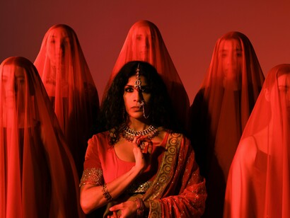 Na Índia, o açafrão, o fúcsia e o dourado são comuns em cerimónias, festivais e indumentárias, refletindo uma ligação espiritual e simbólica com a cor. Em África, diferentes padrões e cores são usados para comunicar estatuto, origem étnica ou acontecimentos específicos, como casamentos ou funerais



