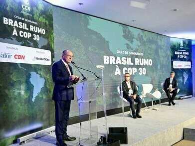 Vice-Presidente do Brasil Geraldo Alckmin durante a Abertura da 2ª edição do projeto “O Brasil Rumo à Cop 30", em São Paulo. O que estará em causa na COP 30, como esteve nas anteriores e estará nas futuras, é a falta de vontade política para enfrentar esta verdade simples de formular, mas muito difícil de pôr em prática: a natureza não nos pertence; nós é que pertencemos à natureza