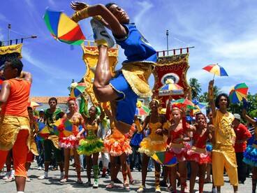 Grupo de frevo em Olinda, Brasil. Para tanto, indagamos por que remetemos a palavra tradição ao passado? Qual reflexão do sentido do popular buscamos nas trilhas investigativas das culturas populares?