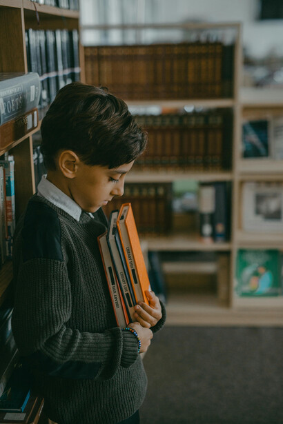 Bibliotecas escolares podem ser mais do que locais silenciosos, promovendo interação e experiências de aprendizagem enriquecedoras