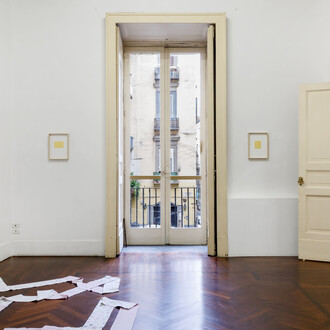 Stéphanie Saadé, Our love is my studio [Il nostro amore è il mio studio], veduta della mostra. Per gentile concessione della Galleria Tiziana Di Caro