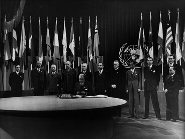 Firma de la Carta de las Naciones Unidas, 26 de junio de 1945. Inspirada en el fallido antecedente de la Liga de las Naciones, la nueva institución prometía garantizar la seguridad colectiva y el desarrollo internacional