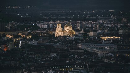 Sofia è la capitale della Bulgaria e una delle città più antiche d’Europa, con oltre duemila anni di storia. In copertina una foto notturna di Sofia, Bulgaria