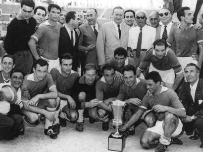 Stadio Olimpico, 21 giugno 1962. A.C. Napoli - S.P.A.L. 2-1, finale di Coppa Italia 1961-62: La prima squadra del Napoli in posa con il trofeo