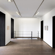 Giorgio Griffa, vista de exhibición. Cortesía de la Galería Rafael Pérez Hernando