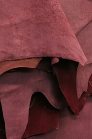 Il cuoio animale è uno dei materiali più utilizzati nel settore della moda e dell’arredamento, prodotto principalmente dalla pelle bovina, ovina e caprina, e rappresenta una delle principali industrie di trasformazione a livello globale