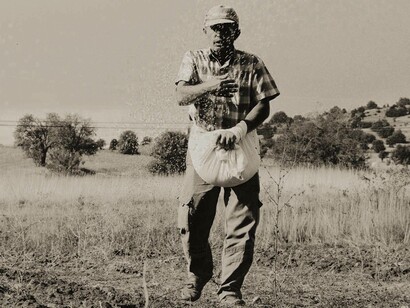 Uomo che semina un campo: "Nella civiltà contadina esiste l’idea implicita che tutto è in connessione: le persone ma anche le piante, gli animali, i fattori meteorologici, gli astri che danno senso a quello che succede, che ci succede, tutti i giorni"