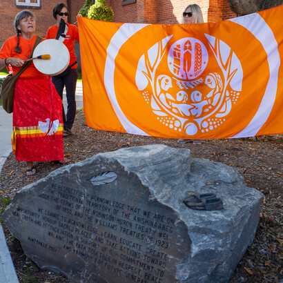 La verdad no es simple. Ni reside en uno ni en dos puntos. Ella es tan compleja y sutil como el espacio en el que se la busca.  Día Nacional de la Verdad y la Reconciliación en Hunsville, Ontario, Canadá