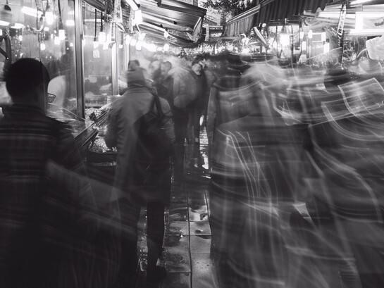 L’effetto spettatore nasce quando la responsabilità si diluisce e nessuno si sente davvero chiamato a intervenire