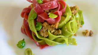 Tagliatelle verdi e rosse senza uova condite con ragù di lenticchie e quinoa, piselli e fave