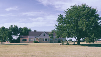 Casa da família Clutter, em Holcomb, Kansas. Após ler uma breve nota sobre o assassinato dos Clutter no New York Times, Capote decidiu viajar ao Kansas acompanhado da escritora Harper Lee, sua amiga de infância e futura autora de O Sol é Para Todos. O objetivo inicial era escrever uma reportagem para a revista The New Yorker, mas a dimensão do caso transformou o projeto em algo muito mais ambicioso