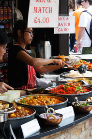 Puesto oriental de comida callejera en Camden, Londres