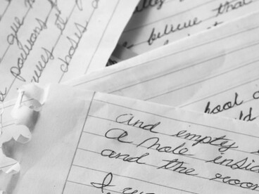 Diseñar biografías, relaciones y desenlaces fortalece la profundidad emocional de los personajes