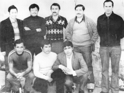 Marineros Constitucionalistas presos en la Penitenciaría de Santiago. De pie, izquierda a derecha: Pedro Blaset, Jaime Salazar, Hugo Maldonado, Pedro Lagos, Juan Cárdenas. De rodilas, de izquierda a derecha: Sergio Fuentes, Ernesto Zuñiga y Juan Roldán