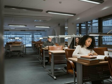 Além de garantir o acesso à educação formal, é necessário garantir um ensino que desenvolva a inteligência, o raciocínio analítico e a reflexão crítica, de modo que o homem possa formular e resolver problemas complexos, bem como interpretar situações e processar informações, tenha visão de conjunto e iniciativa, seja autônomo, flexível e político, capaz de aprender sobre outras culturas, sobre os avanços tecnológicos e sociais, bem como se adaptar às constantes mudanças nas atividades profissionais