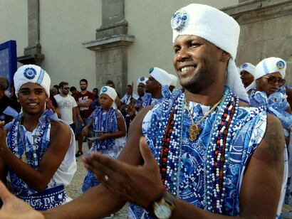Carnaval de rua em Salvador. São vários circuitos por toda cidade que celebra esse evento, mas os principais são o Circuito Barra-Ondina, que percorre as praias de Barra até Ondina, sendo uma das preferidas dos foliões, Circuito Campo Grande, realizado dentro da cidade, e o Circuito Batatinha, que acontece no Pelourinho, famoso ponto turístico da cidade, com um ambiente mais familiar

