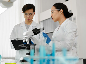 Su capacidad de reinfección a lo largo de la vida y la ausencia de inmunidad duradera lo convierten en un virus complejo de controlar