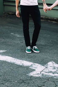 Una pareja separa sus manos e inician un nuevo camino