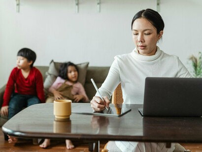 Mãe trabalha enquanto crianças brincam em volta dela. Crianças brincando sozinhas enquanto os adultos “resolvem coisas importantes” no celular. Histórias interrompidas por notificações. Conversas que mal começam e já são cortadas por um “espera só um pouquinho”. É como se estivéssemos oferecendo aos nossos filhos uma presença parcial — presente no corpo, ausente no gesto, no olhar, no tempo