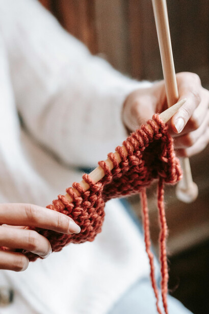 Tejer transforma la ansiedad en ritmo, en un movimiento que ordena lo interno
