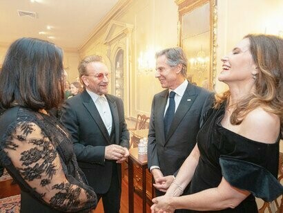 Le secrétaire d'État Antony J. Blinken avec Paul David "Bono" Hewson lors du dîner des Kennedy Center Honors à Washington, DC, le 3 décembre 2022. Photo de Freddie Everett
