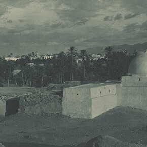 Lehnert & Landrock, ​Sans titre, identifié comme « Tombeau d'un marabout dans un oasis de Gafsa », 1904-1914. Avec l'aimable autorisation de Photo Elysée