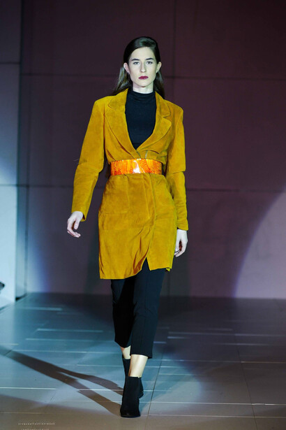 Funciona como una plataforma integral que combina pasarelas, ferias, venta online, formación y networking, impulsando toda la cadena de valor del diseño