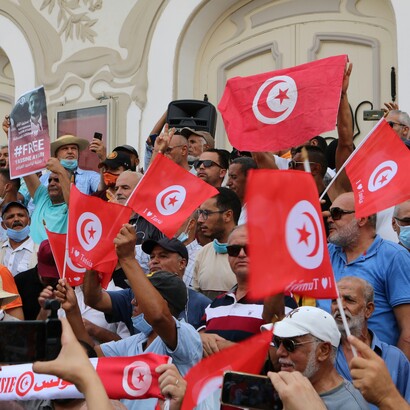 I manifestanti accusano il governo e il presidente Kais Saied di usare il sistema giudiziario e la polizia per reprimere ogni forma di dissenso e consolidare un potere personale e autoritario