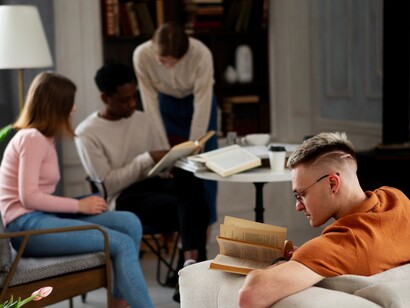 Contrasta la solitudine e rafforza il senso di appartenenza, creando legami di vicinanza autentici