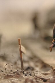 Soldado caminha sozinho por destroços da guerra