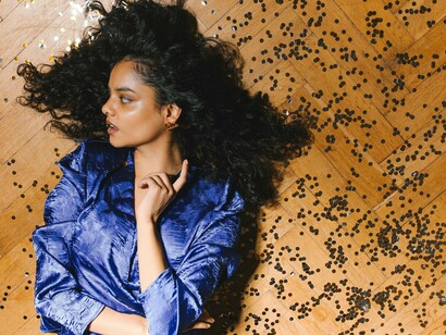 Muitas vezes, essas pessoas comparecem às confraternizações de Natal e Ano Novo apenas para não decepcionar familiares e amigos, mesmo sentindo um forte desconforto interno. Nessas situações, os festejos de final de ano se transformam em verdadeiros gatilhos de ansiedade, revelando o quanto a pressão social por desempenho e sociabilidade pode impactar a saúde mental