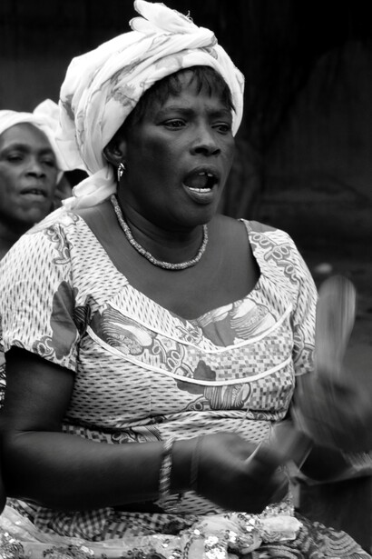 Donne adepte danzano il ritmo blekete, tipico delle cerimonie Gorovodun, in un santuario vodun nel quartiere di Klikame, Lomé, Togo. Nel Voodoo, Papa Legba è lo spirito guardiano dei crocevia e funge da intermediario tra il mondo umano e quello spirituale