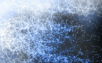 O termo "fractal" foi criado pelo matemático Benoît Mandelbrot nos anos 1970 para descrever formas geométricas irregulares que se repetem em diferentes escalas. Um fractal pode ser visto em estruturas naturais, como brócolis, costas marítimas, árvores e flocos de neve, e em construções abstratas, como redes neurais ou mapas galácticos