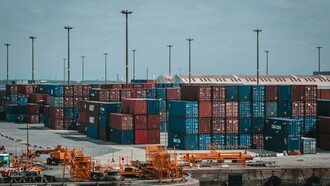 Conteiners para exportação. Se não fosse pouco, encerram com os cursos de graduação em international business, na mesma década passada, substituindo e incrementando os dos negócios por graduações de relações internacionais, de estrutura curricular política apenas e portanto, abstrata e sem as disciplinas técnicas, exatas e de raciocínio lógico necessário e fundamental, voltado ao empreendedorismo de âmbito internacional. Tão importante diga-se de passagem, como foi para aquelas nações que alcançaram uma renda média alta, conquistada com produtividade científica e económica associada, durante os últimos 40 anos, a exemplo dos Tigres Asiáticos