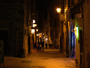 Dans les ruelles pavées de Rome, la nuit semble suspendre le temps : quelque part entre splendeur et désillusion, l’ombre de La Dolce Vita continue de hanter la ville
