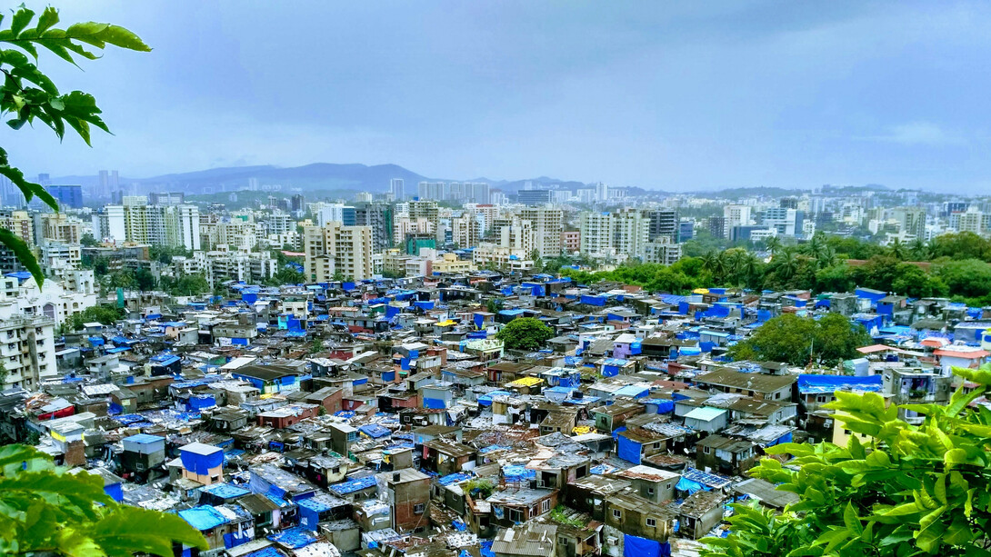 L’inégalité et le gouffre de la répartition des richesses mondiales sont visibles ici, dans la banlieue d’Andheri, à Mumbai, en Inde 