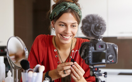 Influenciadora digital. Os influenciadores começaram a crescer de uma forma tão grande que seus números já atingiam as casas dos milhões, batendo recordes após recordes de visualizações dos seus vídeos ou curtidas em suas postagens, esses viraram os rostos de marcas grandes lado-a-lado com celebridades do meio artístico, ou as vezes, até substituindo-as. Hoje há carreiras solidadas nesse meio, influenciadores que fazem esse trabalho há anos com inscritos ou seguidores que os acompanham a muito tempo, criando uma relação de confiança que marcas emergentes ou consolidadas usam para atrair aquele público