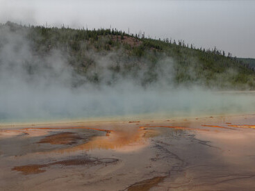 La Gran Fuente Prismática es la fuente termal más grande de Yellowstone y está considerada como la tercera fuente termal más grande del mundo. Grand Prismatic se encuentra sobre un montículo amplio y extenso donde el agua fluye uniformemente por todos los lados formando una serie de pequeñas terrazas escalonadas. Borde de la Gran Fuente Prismática, septiembre de 2017. Yellowstone, EE.UU.
