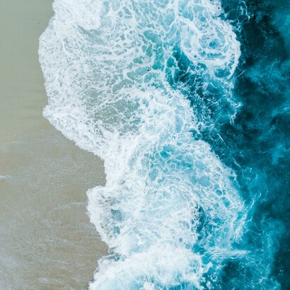 È un chiarore discreto che non abbaglia, ma permette agli occhi dell’anima di vedere più a fondo