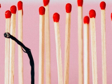 No Brasil, ainda estamos engatinhando. Mas algumas instituições já estão se movendo. Hospitais universitários têm criado núcleos de escuta ativa. Secretarias municipais de saúde começam a mapear dados sobre adoecimento profissional. Ainda é pouco, mas é um começo