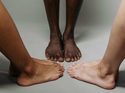 As lembranças de quando vieram ao mundo ficam cada vez mais distantes. Nasceram perfeitos como parte de um todo perfeito. De parto natural foram os últimos a sentir o frescor da vida. Cresceram e sentiram a terra, o chão, o asfalto, até que conheceram um invólucro de materiais vários para escondê-los, sufocá-los, torturá-los (protegerem?)