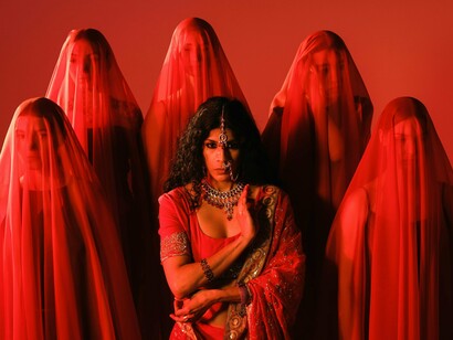 Na moda, as cores são simultaneamente uma tendência e uma ferramenta de expressão cultural. Muitas coleções contemporâneas buscam inspiração em paletas regionais, reinterpretando-as com uma abordagem moderna. É o caso de marcas que resgatam bordados e tecidos típicos, mas atualizam as cores para se alinharem a uma estética global